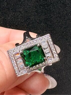 💋large bold EMERALD dinner/cocktail ring